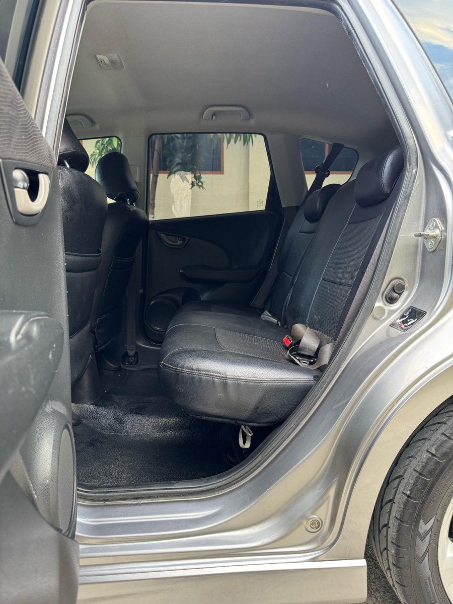 MasMasBiassaa's tweet photo. Mobil yang sangat menunjang sekalipun dipake sama orang tua dan sangat pas untuk dipakai anak muda buat sekedar meetup sama temen bumble atau cuman buat menuh menuhin parkiran kampus.

Pake Jazz jelas lebih gengsi & terlihat lebih wah jika dibandingkan Brio yang sudah terlanjur melekat imej LCGCnya (dan mobilnya LC serta purel) namun yg pasti di seri GE8 ini sudah dikasih all disc brake serta handling yang lebih dinamis dipadukan bantingan yang agak keras serta kualitas suspensi yang yaaa you know lah...

Dari sisi akomodasi sih bisa dibilang cukup ya, setidaknya sedikit banyak sudah bisa bikin para mahmud & nonik yang gemar belanja bisa berbahagia
Dibawah kap mesin, hmmm.... Transmisinya agak bego, cuman masih ketolong sama power yang lumayan lah yaaaa asal dikasih minum pertamax, tapi kalo diisi pertalite yaaa wes, selamat menikmati kombinasi mesin yang jadi boyo + transmisi bego.

Wes monggo...
Kontol dientup tawon
Tukuen Honda Jazzku 128 Juta mawon
----------------------------------------
Honda Jazz RS 2008

Transmisi automatic tiptronic
Surat lengkap pajak hidup
Mesin sangat prima perawatan rutin
Kilometer 120rb an asli
Kunci serep lengkap
Jok hanya cover
Cat jaminan full original
Kondisi full original istimewa dan siap pakai
Bergaransi tidak bekas laka dan banjir

Harga cash 128jt nego
Harga credjit 118jt

https://t.co/9KgdzMcHuX
