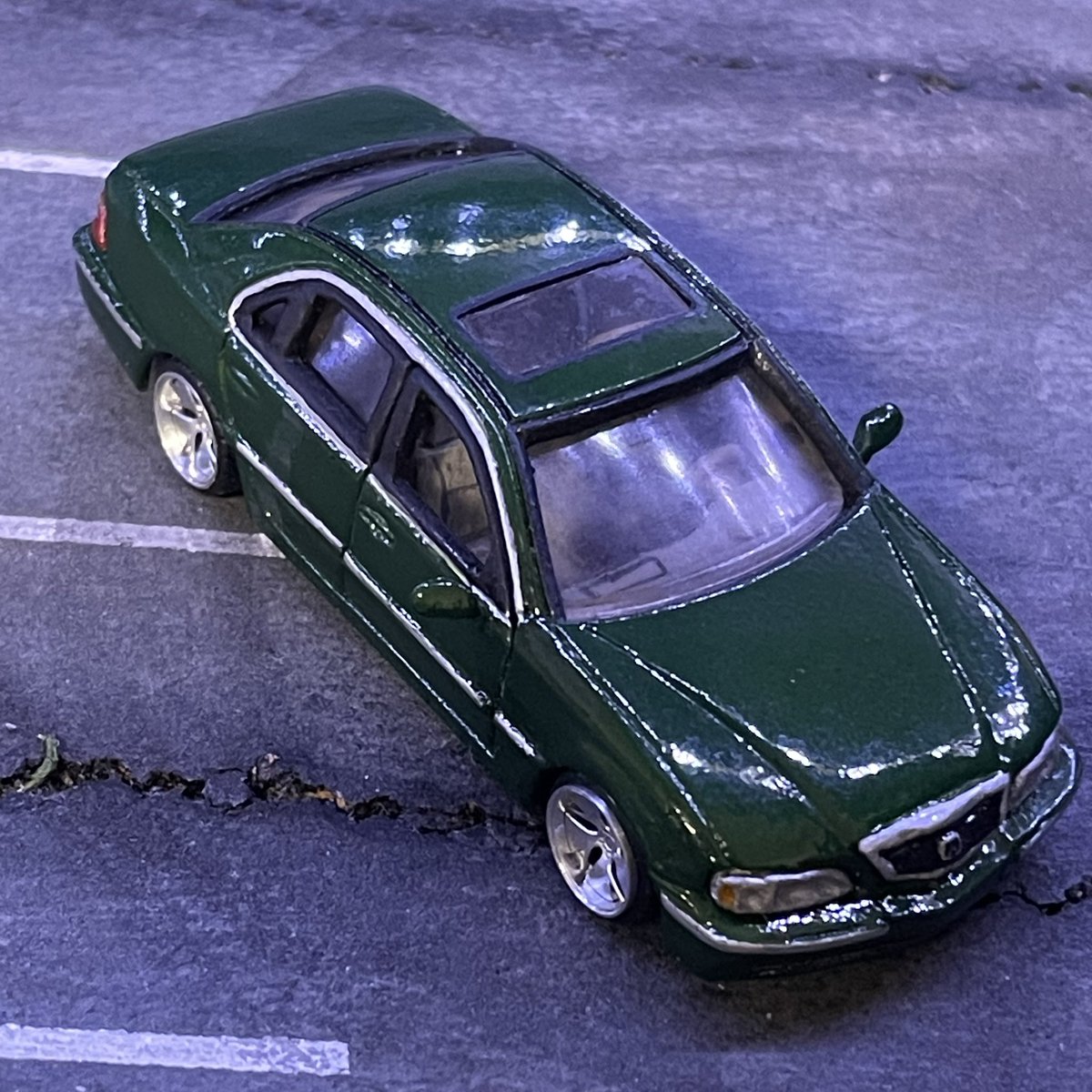 #チューンド3インチ
車種変、ホンダレジェンド後期のUS版です🇺🇸
頂いたスワップキット折角使ったのに結局顔面手作り😅
トミカのセルシオがベースです🤤
窓枠新設と内装もやってます✨
#トミカ改造
#ミニカー改造