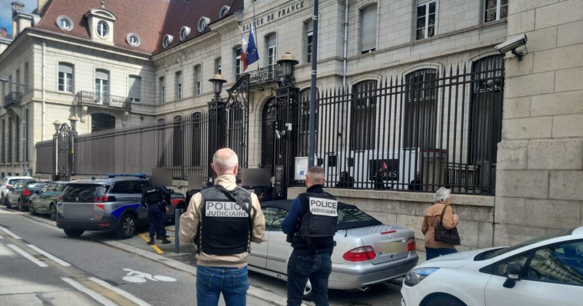 Grenoble. Les policiers déjouent l’attaque d’un fourgon blindé
➡️ l.ledauphine.com/Yp4