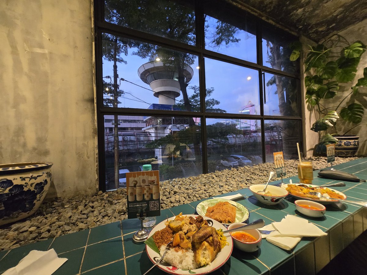 Prodigyku's tweet image. Uma Oma Cafe