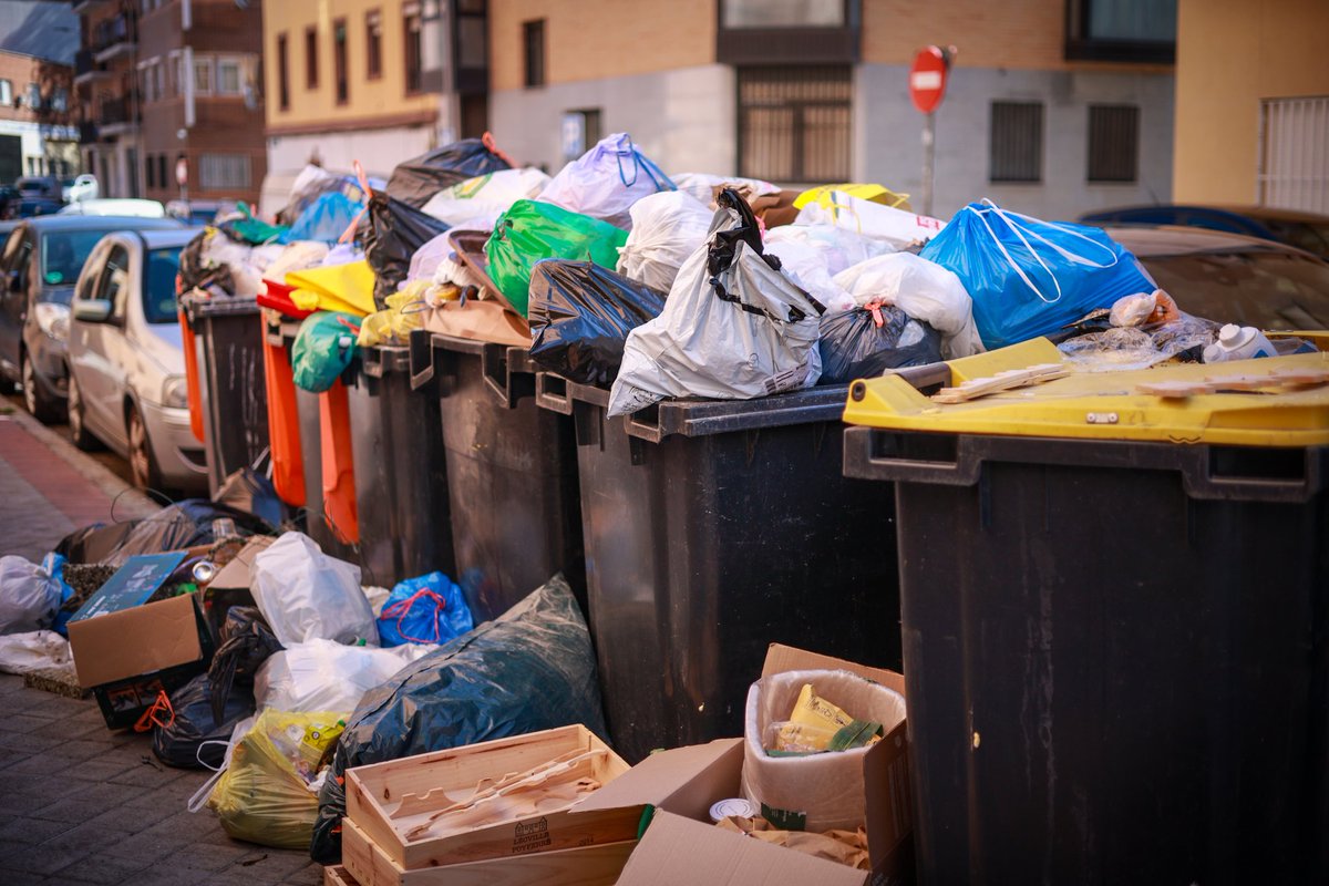 PSOEMadridAyto's tweet photo. La huelga de limpieza en Madrid es el resultado de años de contratos basura, abandono a los trabajadores y una gestión que margina a los barrios. 

Almeida no gestiona, externaliza y se desentiende. https://t.co/rai5vs8LSx