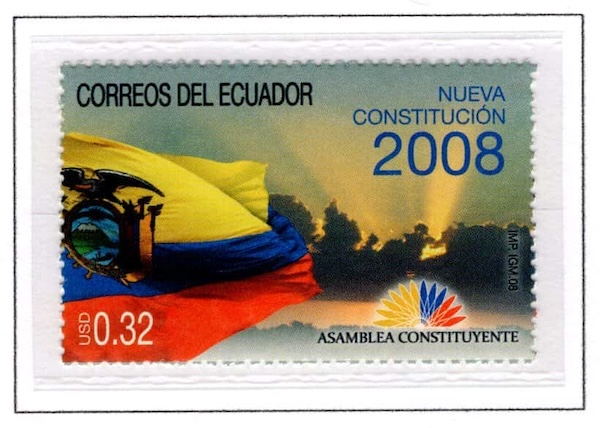 AlbertoAcostaE's tweet photo. Hacia una nueva constituyente
¿DEMOCRACIA O DICTADURA?
Por Alberto Acosta, Ramiro Ávila Santamaría

"La libertad no se implora de rodillas, 
se conquista en los campos de batalla«.
Eloy Alfaro

Los grupos de poder, de forma directa o a través de sus  intermediarios, siempre orquestados por los grandes medios de  comunicación mercantiles, han intentado, una y otra vez, desmontar  aquellos elementos transformadores de la Constitución de Montecristi o  inclusive cambiarla totalmente. Han vendido la narrativa de que los  problemas del país están incubados en ese texto constitucional. Saben  perfectamente que, si aplica lo que la carta magna dispone, sus  privilegios están en peligro.

Convocar a una Asamblea Constituyente, para cambiar la Constitución,  aprobada mayoritariamente en las urnas por el pueblo ecuatoriano en  septiembre del 2008, fue propuesta de campaña de las dos candidaturas  finalistas. Y ahora, cuando ha concluido el proceso electoral, se  consolidan los reclamos para impulsar de forma urgente una  Constituyente.

Aquí cabe preguntarse qué es lo que quieren cambiar e incluso si la  Constituyente es el camino más adecuado para introducir cambios. Además,  no podemos obviar que un proceso de cambios constitucionales enmarcados  en una Asamblea demanda tiempo, dinero y que abre la puerta a un  período de indudable intensidad política. Para comprender lo que está en  juego, en este texto destacamos algunos de los puntos / artículos más  relevantes de la Constitución, no todos, dejando constancia de la  integralidad con que tienen que se abordadas todas las cuestiones aquí  analizadas. Es más, debemos aceptar que esta Constitución, que no fue  nunca un traje a la medida de caudillo alguno y que fue el resultado de  una gran minga democrática, tiene muchos elementos cuya potencialidad  transformadora no ha sido suficientemente conocida y menos aún  desarrollada.

Si bien no han sido bastantemente explícitos en los cambios que se  quieren introducir, hay algunos elementos que asoman a primera vista y  otros que están en la sombra. De hecho, les incomoda una Constitución  que represente un proyecto de vida en común, posible si se impulsan  ajustes estructurales inspirados en la justicia social y la justicia  ecológica, es decir en los Derechos Humanos y los Derechos de la  Naturaleza, con un proceso de permanente radicalización de la  democracia. La Constitución de Montecristi (CRE) supera las visiones  tradicionales, de aquellas constituciones que lo que buscan es normar el  status quo, procurando acomodar el marco jurídico para  impulsar cambios con el fin de que no cambie nada para así mantener los  privilegios de las élites y la misma modalidad de acumulación. Y todo  cobijado con el mantra del progreso y el desarrollo, dos entelequias muy  poderosas, que han llevado al colapso climático al planeta Tierra,  exacerbando inclusive los problemas sociales.

En concreto, los grupos oligárquicos, neoliberalmente influenciados,  ahora liderados por Daniel Noboa, ganador de las elecciones del 2025,  quieren volver a esas escuálidas constituciones, no solo en el número de  sus artículos y derechos, sino, sobre todo, en su capacidad para que la  Constitución sea una herramienta de transformaciones sociales. Y  quieren hacerlo de forma rápida, es decir sin una adecuada y masiva  participación ciudadana, característica fundamental del proceso de  Montecristi.

Si sintetizamos los mensajes que circulan, su idea es construir una  suerte de país empresarial: económicamente liberalizado y aperturista a  ultranza; privatizando todo lo posible, inclusive la seguridad  ciudadana; con una justicia que asegure el funcionamiento de esa  economía y que permita mantener un Estado subsidiario, que tenga solo  capacidad para reprimir a quien disiente o se opone (así entienden ellos  la paz social).

Para lograrlo, por ejemplo, intentarán reintroducir el arbitraje  internacional (CRE art. 422) vetado en la Constitución de Montecristi,  insistirán en el trabajo por horas; prohibiciones ratificadas en la  consulta popular del 4 de abril del 2024. Igualmente querrán echar por  tierra los sectores estratégicos de la economía (CRE art. 313-316), como  ya lo lograron en la Constitución de 1998. Y en esa línea pretenderán  derribar todas aquellas “barreras constitucionales” -sustentadas en  derechos y garantías-, que les impiden firmar -cual cheques- tantos  tratados de libre comercio como les sea posible, al tiempo que se  desmontan los limites ambientales incluyendo otras regulaciones  laborales, que, según los cruzados restauradores, impiden la inversión  privada, sobre todo extranjera. Amenazas se ciernen también sobre las  soberanías alimentaria (CRE art. 281) y energética (CRE art. 15), la  economía popular y solidaria (CRE art. 283).

En riesgo estarían otros tantos derechos fundamentales, como son los  colectivos y quién sabe si también los Derechos de la Naturaleza (CRE.  Art. 10, 71-74); uno de los aspectos con mayor capacidad de  transformación civilizatoria que tiene el texto de Montecristi y que, de  diversas maneras, ya ha sido replicado en casi 40 países en el mundo,  como consecuencia del histórico paso dado por el pueblo ecuatoriano.

En ese empeño, coincidiendo con las tesis extractivistas, sobre todo  mineras y petroleras, tratarán de anular o al menos morigerar las  consultas populares (CRE art. 104), así como impulsarán el  debilitamiento de las consultas ambientales (CRE art. 398), incluyendo  las consultas previas, libres e informadas para pueblos y nacionalidades  (CRE art. 57,7) y la consulta pre-legislativa obligatoria cuando se  pueda afectar los derechos colectivos de pueblos y nacionalidades (CRE  art. 57,17). También estará en riesgo la inalienabilidad,  inembargabilidad e indivisibilidad de los territorios indígenas, la  administración y conservación de los recursos naturales, el ejercicio de  la autoridad y sobretodo la autodeterminación (CRE art. 57; este  artículo es crucial para los pueblos y nacionalidades, incluyendo los  pueblos indígenas en aislamiento, en cuyo territorio está prohibida toda  actividad extractiva).

El manejo del agua y de la tierra, establecido en Montecristi, que no  fue cumplido por ninguno de los gobiernos, también puede ser serruchado  en este afán restaurador. Recordemos que el Estado tiene la obligación  de normar el uso y acceso a la tierra que deberá cumplir la función  social y ambiental, y que se prohíbe el latifundio y la concentración de  la tierra, así como el acaparamiento o privatización del agua y sus  fuentes (CRE art. 282). Por igual hay disposiciones muy claras que  prohÍben la privatización del agua y establecen prelaciones en su uso,  entre otras cuestiones fundamentales (CRE art. 318).

No hay duda que pretenderán desmontar el derecho a la resistencia (CRE art. 98).

Inclusive, entre otras tantas ambiciones de estos cruzados  neoconservadores, puede estar dar de baja el Estado Plurinacional e  Intercultural, que, si bien no fue asumido en su totalidad en el texto  constitucional, constituye un avance muy importante para construir  democráticamente una sociedad sustentada en la diversidad, la equidad y  la libertad. En este campo podrían desmontar el derecho a la  comunicación comunitaria (CRE art.16 y 17), la democracia comunitaria  (CER art. 95) e inclusive las funciones jurisdiccionales indígenas, que  demandan mecanismos de coordinación y cooperación entre la jurisdicción  indígena y la jurisdicción ordinaria (CRE art. 171).

Por igual primarán las visiones conservadoras, en lo que se refiere a  los derechos de las mujeres y de las diversidades sexuales; punto en el  coincidieron las dos candidaturas finalistas. Las dos aceptaron,  públicamente, que no impondrían la “ideología de género” desde el  Estado, como lo comunicó el Frente Integral para la Regeneración  Metapolítica del Estado y la Sociedad en sus redes sociales, donde  publicaron los compromisos firmados por ambos aspirantes a la  Presidencia de Ecuador para “proteger la familia”.

Un tema vital radica en el intento por desmontar algunos elementos de  la Constitución de Montecristi, caracterizada por impulsar “la cultura  de la Paz”. En concreto, para empezar, desde ya se pretende derribar,  vía reforma constitucional, el artículo 5 de la carta magna, que  establece que “El Ecuador es un territorio de paz. No se permitirá  el establecimiento de bases militares extranjeras ni de instalaciones  extranjeras con propósitos militares. Se prohíbe ceder bases militares  nacionales a fuerzas armadas o de seguridad extranjeras.”

No cabe duda que en la Constitución de Montecristi se optó por  visualizar un mundo que condene las pretensiones imperiales de  cualquiera de las grandes potencias y que impulse la integración y la  convivencia pacífica entre los pueblos.

A pretexto de la lucha contra la delincuencia organizada y de un  supuesto hipergarantismo, eliminarían los límites actuales que tiene el  Estado para el uso del poder punitivo y la fuerza pública. Establecerán  como regla, por ejemplo, la prisión preventiva, eliminarán la caducidad  de la prisión preventiva, ampliarán el plazo para la detención  provisional. No hay que olvidar que las garantías penales son un  mecanismo de protección para las personas inocentes y que evitan que  sean privados de la libertad arbitrariamente. Todo régimen totalitario,  en el que incluso hubo genocidios, comenzó con la eliminación de las  garantías penales.

Cambio en la Constitución pueden impulsarse democráticamente, siempre  que se actúe dentro del marco constitucional. Se pueden introducir  enmiendas constitucionales (CRE art. 441) y también reformas  constitucionales parciales (CRE art. 442), lo que de hecho ya ha  sucedido. Hay incluso la posibilidad de una nueva Constitución a través  de una Asamblea Constituyente, que incluye tanto un referéndum para su  convocatoria y otro para la aprobación del nuevo texto constitucional;  si no se cumple este mandato, y se pretende un proceso expres, como plantea el presidente Noboa, se abriría la puerta para una intolerable aventura dictatorial.

No se puede negar que, como toda obra humana, la Constitución puede  mejorar. Nadie puede defender el funcionamiento del Consejo de  Participación Ciudadana y Control Social. También puede ser discutible  considerar que el Consejo Nacional Electoral – CNE y el Tribunal  Contencioso Electoral son un poder del Estado. Estos cambios, como ya lo  ha afirmado la Corte Constitucional, se pueden hacer mediante enmiendas  y reformas parciales constitucionales.

Finalmente, enfatizar que los derechos reconocidos  constitucionalmente no pueden ser desconocidos, eliminados o limitados  por el principio de progresividad y prohibición de regresividad, que  está consagrado tanto en la Constitución del Ecuador como en el Sistema  Interamericano sobre Derechos Humanos.

Estamos convencidos que lo que le hace falta al Ecuador es cumplir la  Constitución y garantizar los derechos de las personas, pueblos,  nacionalidades y la Naturaleza. No restringirlos, menos aún  desconocerlos o irrespetarlos de forma casi permanente. Por esos  derechos y por los titulares de esos derechos estaremos alertas y  dispuestos a defenderlos. Evidentemente que este empeño demanda un gran  esfuerzo en el actual escenario político, en medio de la grave crisis  socioeconómica y de seguridad que atraviesa el Ecuador; especialmente en  un escenario en que las fuerzas de la derecha autoritaria, con rasgos  fascistas, comienzan dominar el escenario nacional e internacional.  Estamos, pues, conminados a proteger los avances conquistados en la  Constitución del 2008, procurando ampliar siempre los derechos y las  garantías, redoblando la lucha.

Alberto Acosta: Economista ecuatoriano. Compañero  de lucha de los movimientos sociales. Presidente de la Asamblea  Constituyente del Ecuador (2007-2008). Candidato a la Presidencia de la  República por la Unidad Plurinacional de las Izquierdas (2012-2013).

Ramiro Avila Santamaría @ravila67 : Abogado ecuatoriano. Docente de la Universidad Andina Simón Bolívar-Ecuador. Ex juex de la Corte Constitucional.

https://t.co/TzaaAwbubj