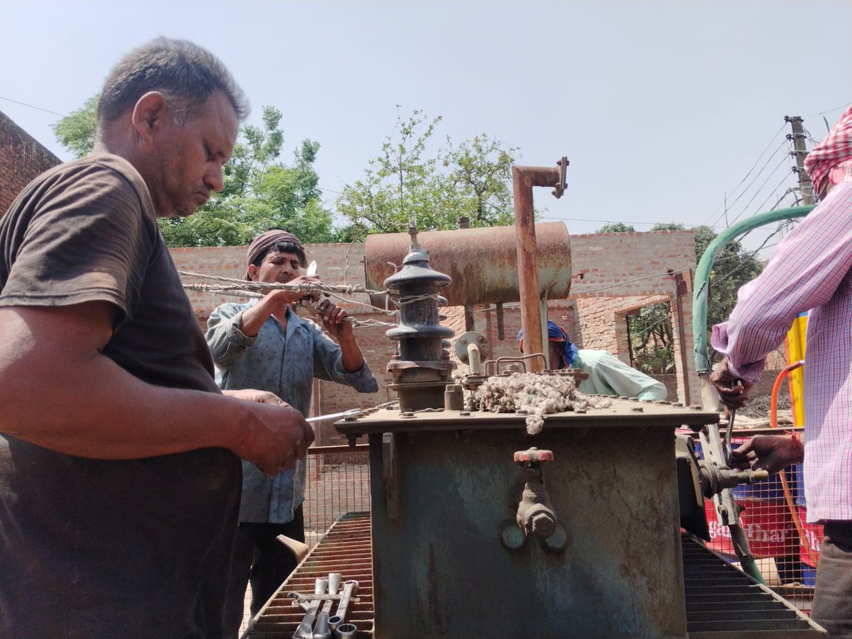 #उपभोक्ता_देवो_भवः विद्युत वितरण मंडल अंबेडकर नगर अंतर्गत सम्मानित उपभोक्ताओं को
 #निर्बाध_बिजली_आपूर्ति प्रदान करने हेतु 
ट्रांसफ़ॉर्मरों का मेंटेनेंस  का कार्य करते हुए बिजलीकर्मी<a href="/CMOfficeUP/">CM Office, GoUP</a> <a href="/MVVNLHQ/">Madhyanchal Vidyut Vitran Nigam Limited</a> <a href="/EMofficeUP/">Energy Minister Office UP</a> <a href="/aksharmaBharat/">A K Sharma</a> <a href="/ChairmanUppcl/">Chairman Uppcl</a> <a href="/mduppcl/">MDUPPCL</a>  <a href="/mvvnlAyodhya/">MVVNL Ayodhya</a>