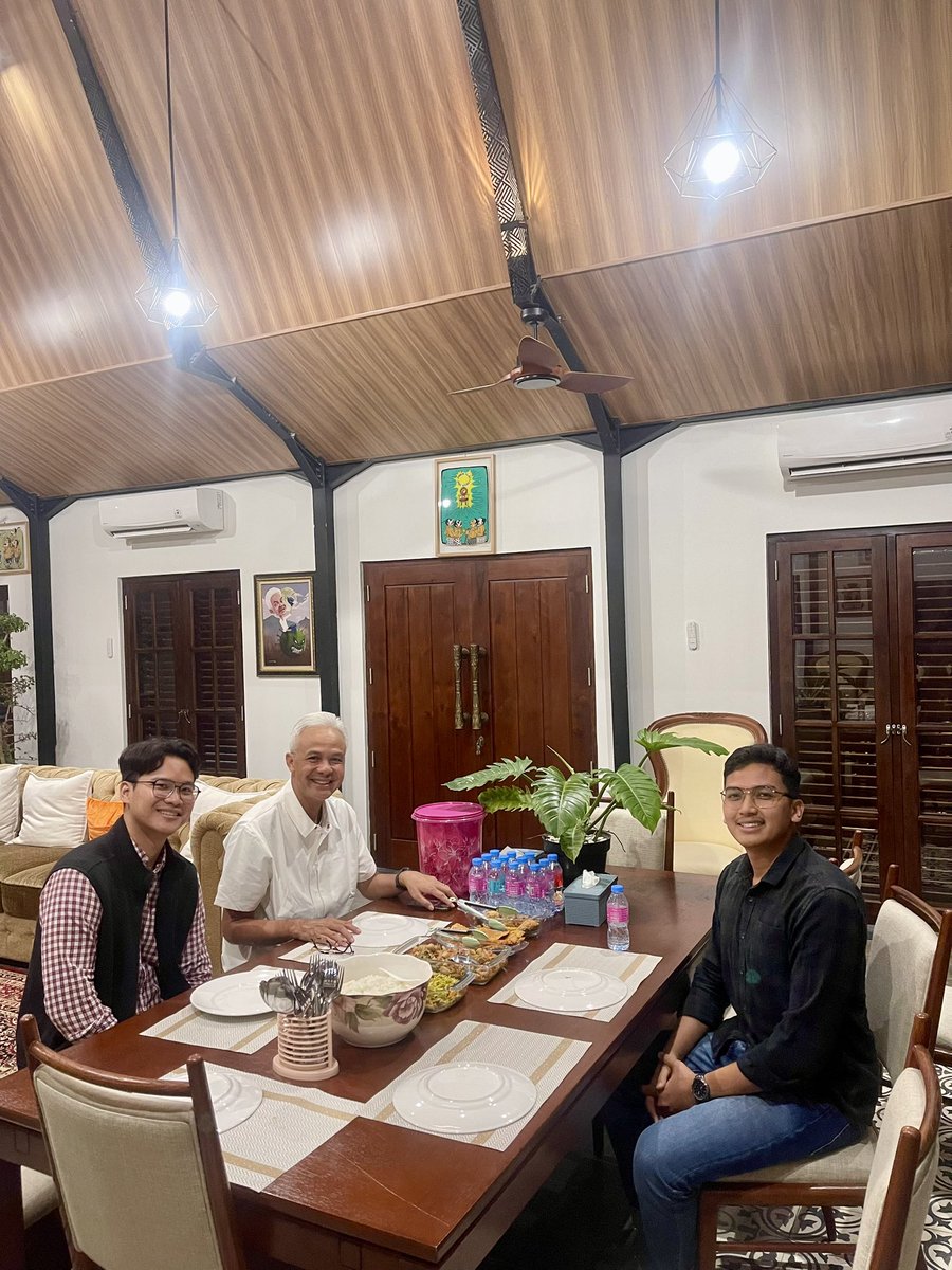 MSMujab22's tweet image. Makan bergizi gratis di rumah Bapak @ganjarpranowo 

Lauknya cumi, ikan, tempe, dan sayur bunga pepaya kesukaan tuan rumah. Obrolannya juga daging banget. Tidak ada susu tetapi banyak teh yang tumpah2 #spillthetea