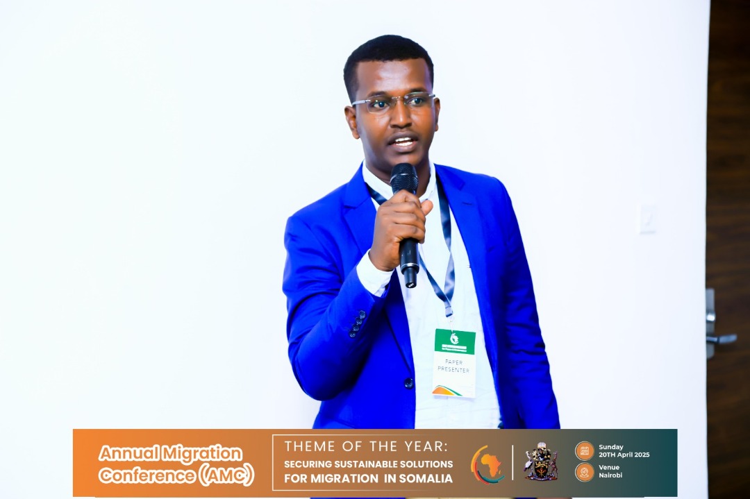 Cumogadishu's tweet image. Ustaad @MohamedMuhidinAli Director of the Center for Climate Adaptation and Environmental Peacebuilding at @CityUnivMog, presented key findings on Somalia’s climate-induced migration at the Annual Migration Conference in Nairobi on April 20th. #ClimateMigration #Somalia