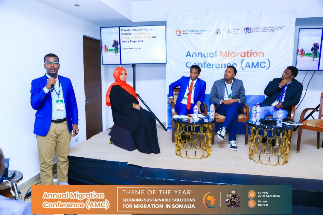 Cumogadishu's tweet image. Ustaad @MohamedMuhidinAli Director of the Center for Climate Adaptation and Environmental Peacebuilding at @CityUnivMog, presented key findings on Somalia’s climate-induced migration at the Annual Migration Conference in Nairobi on April 20th. #ClimateMigration #Somalia