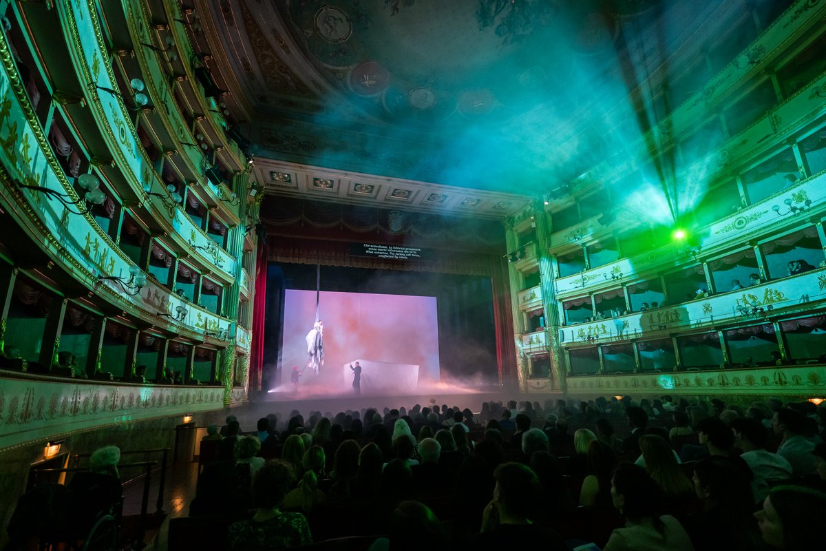 🌱Perla di Speranza at Teatro Comunale featured a recycled wood set that shifted with the story.

Light + projections echoed her journey, from harsh tones to soft, organic light.

Discover Project Butterfly➡ projectbutterfly.eu                           #ProjectButterfly