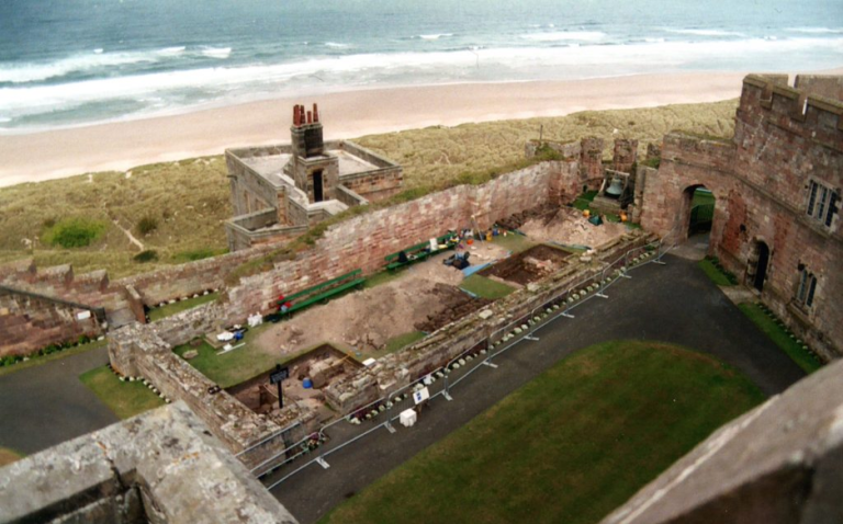 GPics's tweet image. 3/ Inner Ward

This central area would’ve been bustling in medieval times—with kitchens, chapels, &amp;amp; living quarters

The Inner Ward housed the castle’s core functions and personnel

Think of it as the original "castle village." 🏰👥
#MedievalLife