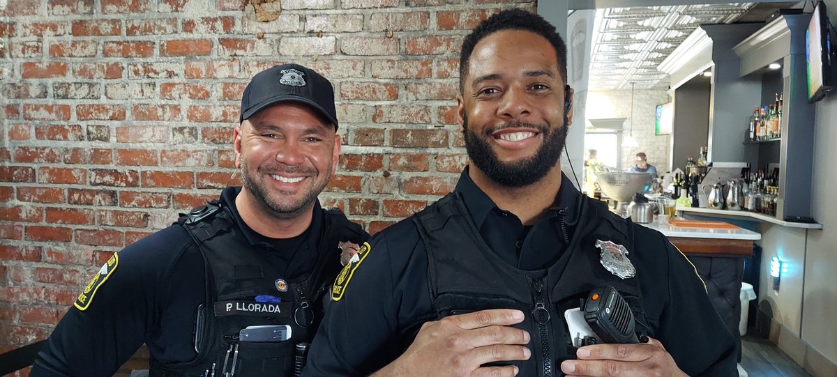Euclid_PD's tweet image. Look who stopped by Lunch with Law Enforcement! Officer Llorada and Officer Moore brought their smiles—and a whole lot of positive energy. Thanks for brightening our day, gentlemen! #EuclidPD #CommunityPolicing #Police #OfficersInAction #Smiles #BehindTheBadge #BrickWall