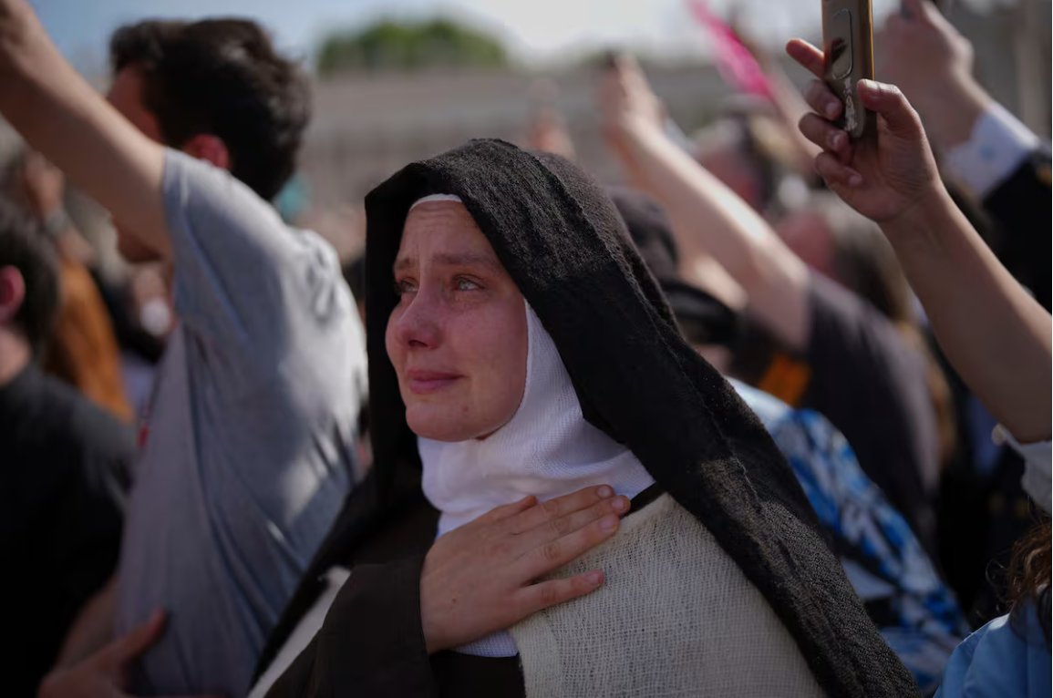 Esta fotografía de <a href="/EmilioMorenatti/">Emilio Morenatti</a> publicada hoy en la portada del <a href="/el_pais/">EL PAÍS</a>  nos trae a la memoria esa mirada óptica que Proust describe en su último volumen de la Recherche que nos hacen desde el presente entender el pasado: "Una monja llora al paso del cuerpo de Francisco I