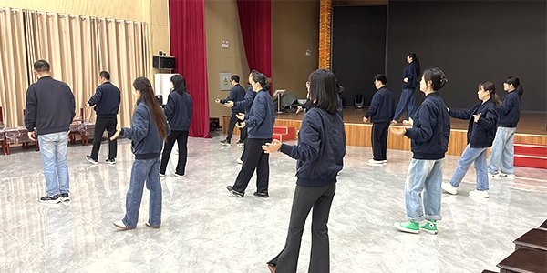 Foundite_'s tweet image. ️Vibrant Mornings at Foundite: Our United Team 
In this close - knit collective, we move together, support one another, and foster health and friendship.  Join us in embracing teamwork and vitality!
#TeamSpirit #WorkplaceWellness #MorningExercises #UnityMatters #EmployeeBonding