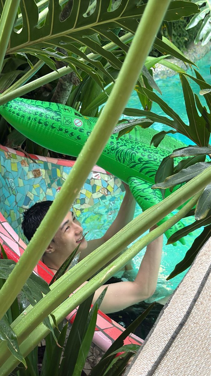 🥟💭 "Fui a la piscina durante el recorrido, pero... empezó a llover tan pronto como salí... como era de esperar, línea de dragón..."