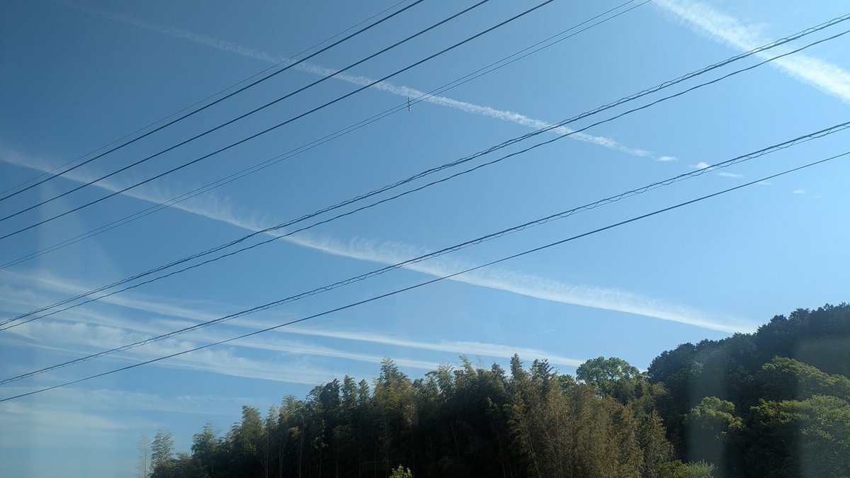 飛行機雲じゃなく珍しい雲を横切った