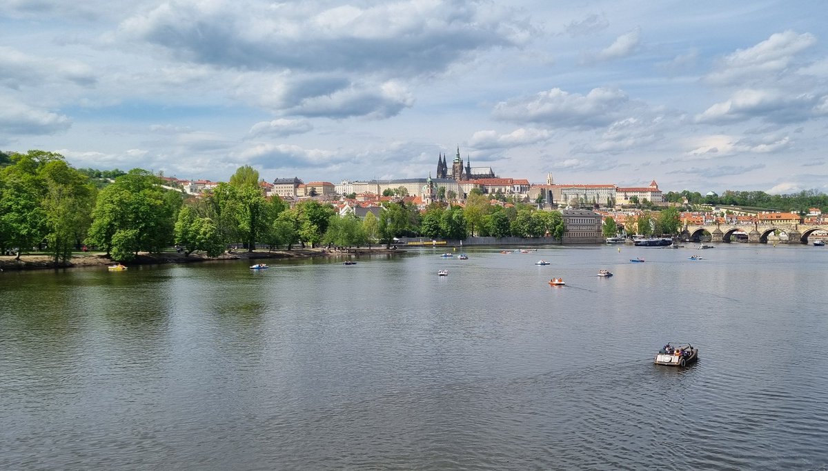 Encore un peu de Prague 🇨🇿 bientôt dans <a href="/le20hfrancetele/">Le20h-France Télévisions</a> 🤫