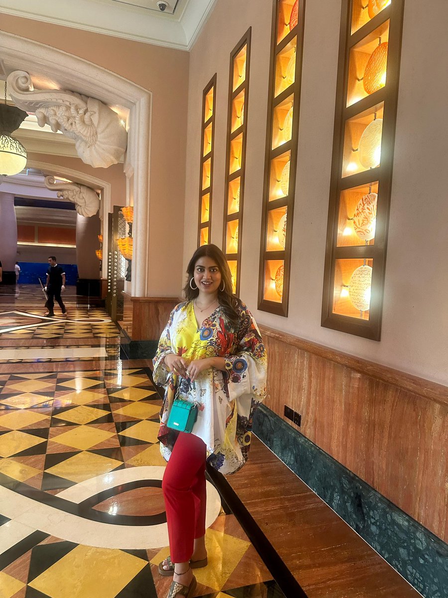 IamRaagini's tweet image. When style meets soul — every hallway becomes a runway.

#StyleWithSoul #RunwayVibes #ElegantEnergy #GlowUp #RaaginiVibes #ChicAndConfident #SlayTheLook #DubaiDiaries #PowerAndPoise #fashionwithgrace #raaginisutradhar