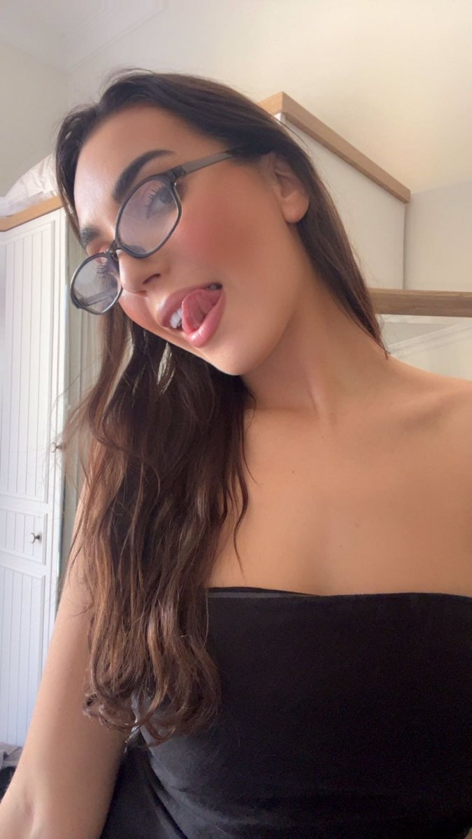 romyvslk's tweet photo. Bonjour 👋 
Ma chatte contre y’a queue 🤪 https://t.co/JjUu5WhX4u