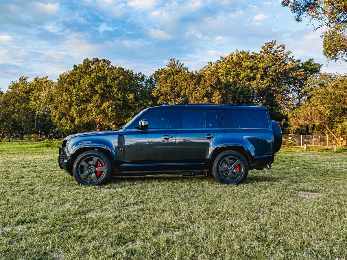 khuleonwheels's tweet image. We’ve just taken delivery of the Land Rover Defender 130 X-Dynamic HSE – the longest variant in the Defender line-up, and it brings serious presence to the road with its extended rear and robust stance. A 3.0L inline-six turbo-diesel mild-hybrid engine…
#LandRoverSA #Defender130