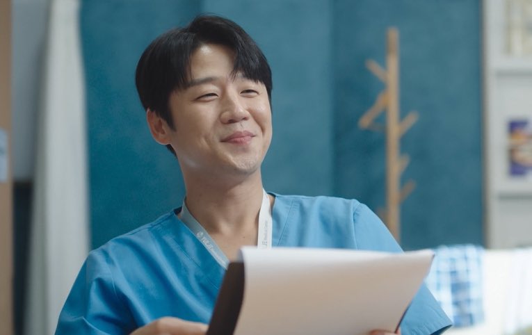kdramazi's tweet photo. Dowon is literally the ( ◜‿◝ ) emoji irl i want to cry #ResidentPlaybook https://t.co/X0fC1n0oFc