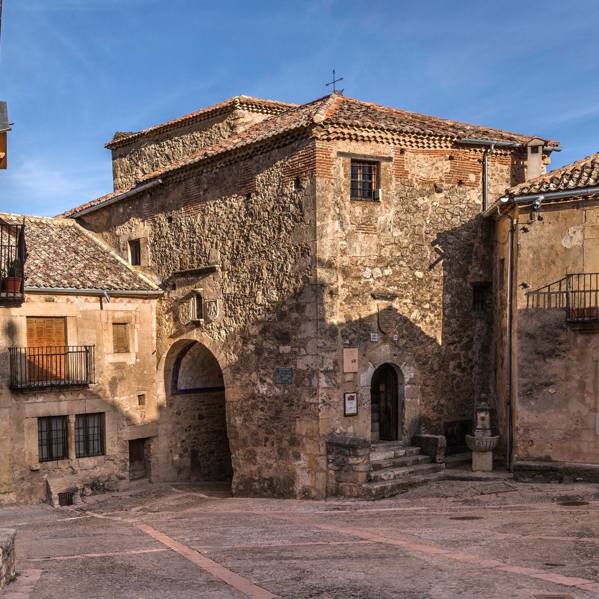 CyLEsVida's tweet photo. La Cárcel Medieval de la Villa de Pedraza 
Situada justo encima de la puerta de Pedraza, el único acceso de entrada y salida de la localidad, esta prisión constituye un perfecto ejemplo de cárcel medieval, la cual fue levantada sobre una antigua torre vigía.
@Segoviaturismo https://t.co/IYft60YSik