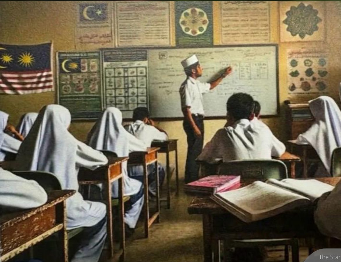 NewsBFM's tweet photo. The Education Ministry has apologised for an error in the design of the Jalur Gemilang in its SPM results analysis report.

The report showed a classroom image with the flag featuring two stars and only eight stripes instead of the correct one star and 14 stripes.

🧵1 https://t.co/QPmFk7gu4t