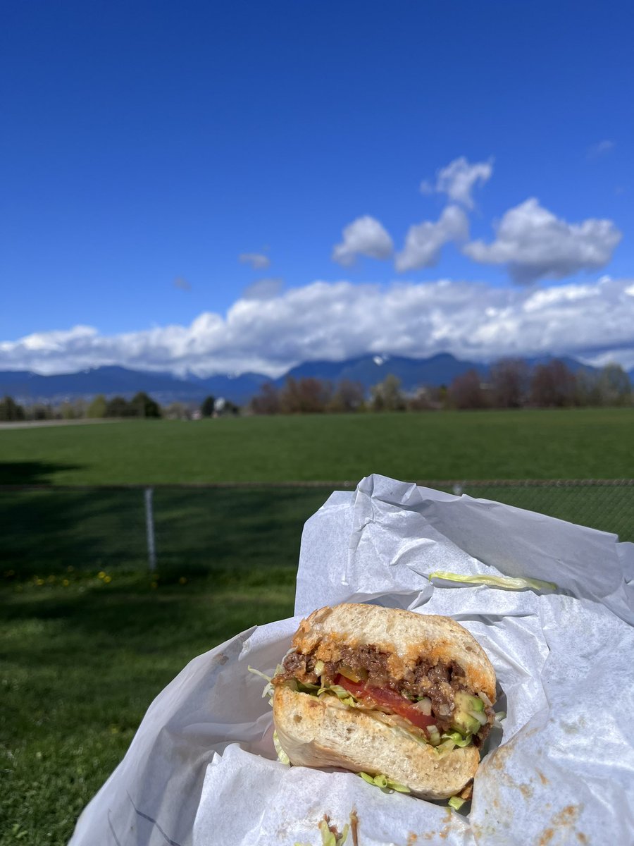 moose_canada's tweet photo. Duffin’s Donutsでサンドイッチ買ってピクニック🥪
Machaca Tortaがめちゃくちゃ美味しかった！！ https://t.co/J3HPBAjGqX