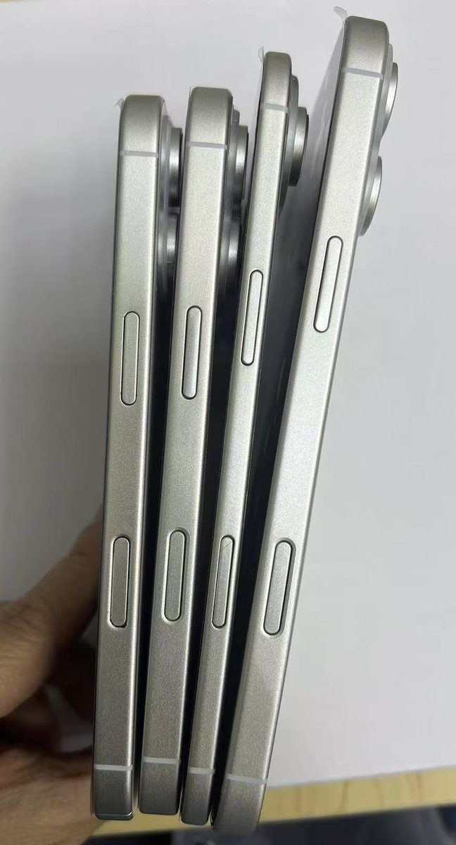 SonnyDickson's tweet image. Take a look at the sides of the iPhone 17 dummy — the Air model is unbelievably thin.