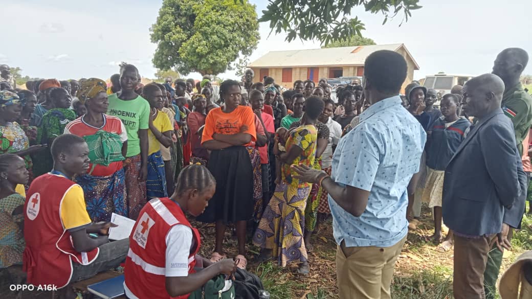 PonnieSheila's tweet image. We Fled With Nothing.”
Over 1,100 families,more than 7,000 people have been displaced in Morobo County, CES, following fierce clashes between SSPDF and SPLA-IO.
Children are sleeping on bare cement. No food. No medicine. No
shelter.#Morobo #DisplacementCrisis #SSPDF #SPLAIO