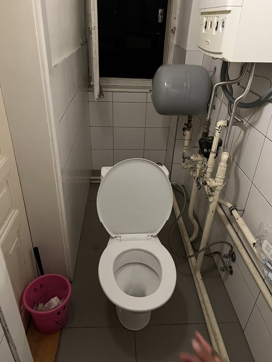 scoobjew's tweet photo. Toilet of solitude https://t.co/MUSxKQRVAb