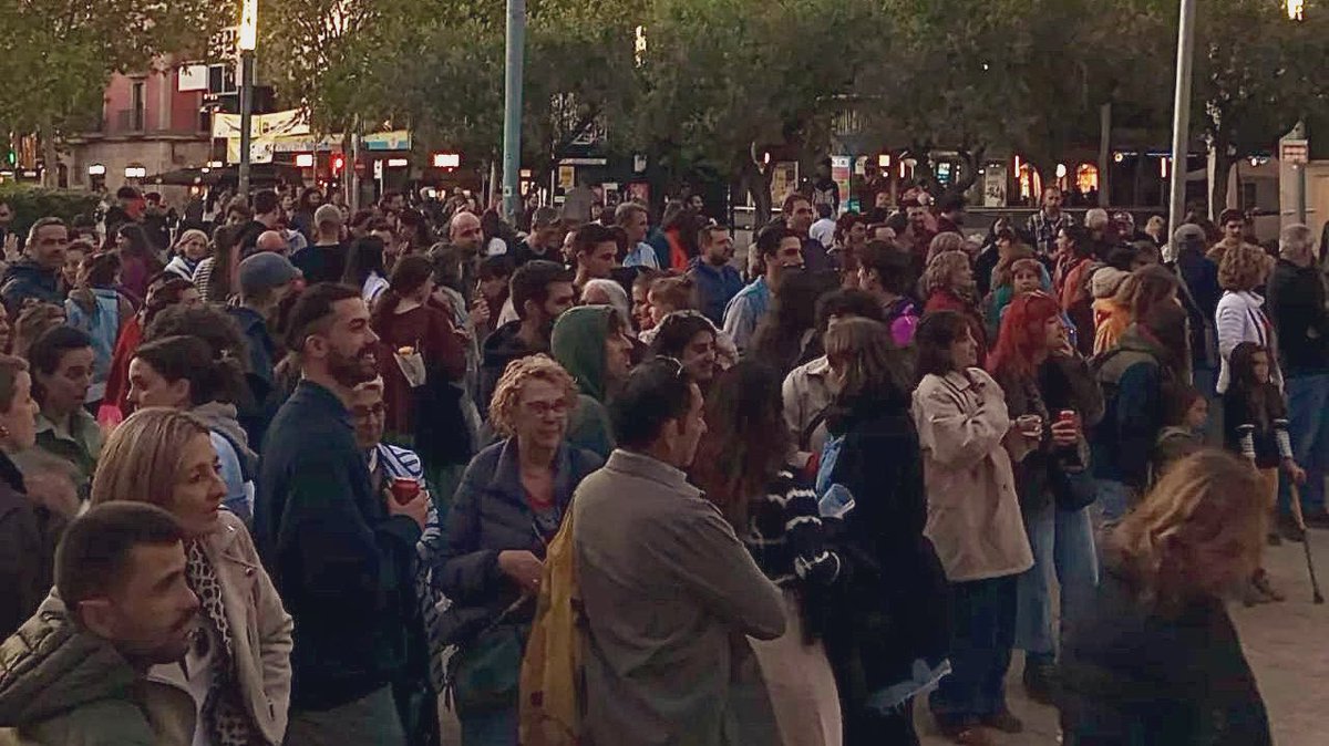 Gran diada de Sant Jordi a Vilafranca del Penedès: moltíssima gent, llibres, roses, reivindicació, i traca final amb el concert dels <a href="/FilibustersGrup/">Filibusters</a>, organitzat per <a href="/OmniumPenedes/">Òmnium Alt Penedès🎗</a>