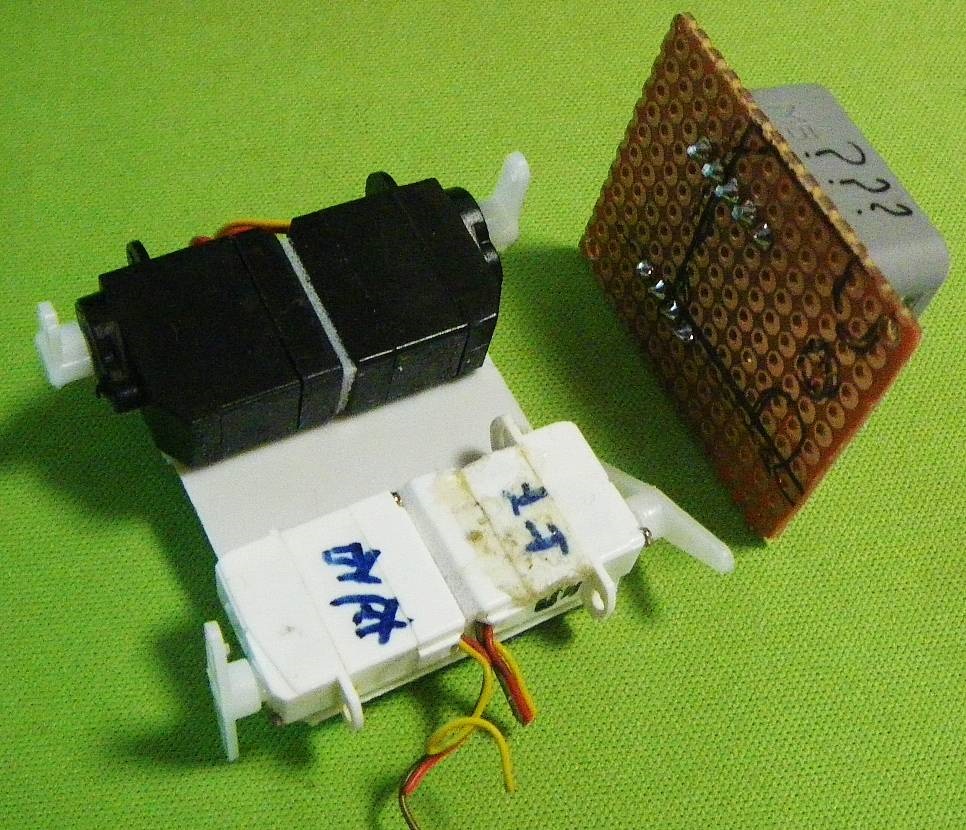 yamame61012288's tweet image. サーボの脚が動いていなかったのは、焼けたからだった(^^;)　残っている小型サーボを探すと、あと3つあった。一つは360度に改造していた。ラスト2個だ。今度は前後脚間を1cm空けて安定するようにしてみた。 
#NX22 #M5Atom