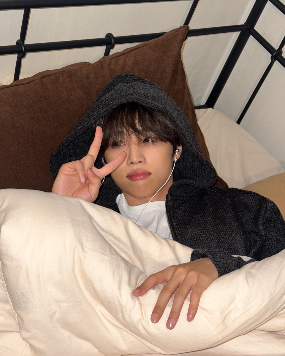 swlovezone's tweet photo. he’s soooo bf https://t.co/QH9XI6zRDW