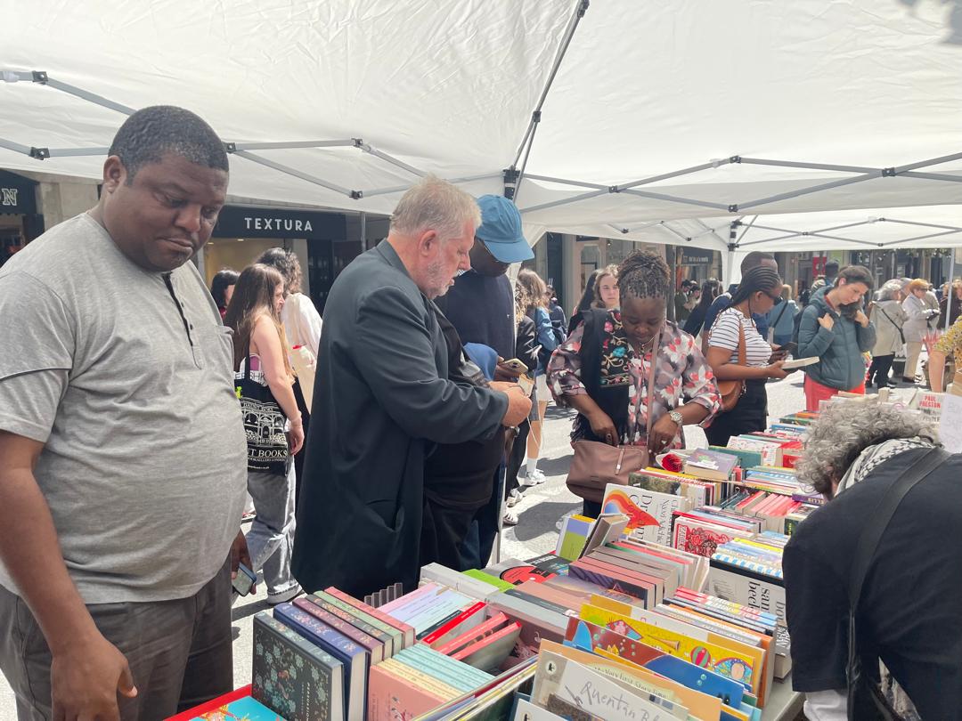 St George's day in  Barcelona. Wanafunga mitaa kwa ajili ya vibanda vya vitabu ... si nyama choma ... vitabu na malaki ya watu wanakuja. Kimila wananunuliani vitabu na waridi. Amazing!
