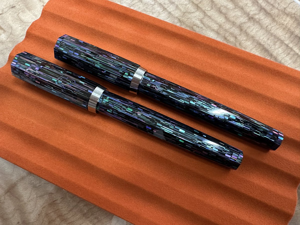 今年の螺鈿文具にはピクセルが初登場となりました。万年筆2本と
