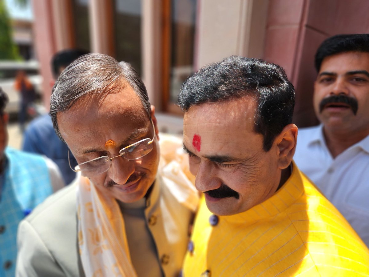 drnarottammisra's tweet photo. आज उत्तर प्रदेश के पूर्व उप मुख्यमंत्री एवं राज्यसभा सांसद आदरणीय श्री दिनेश शर्मा जी के दतिया आगमन पर अगवानी कर आत्मीय स्वागत किया। इस दौरान दतिया भारतीय जनता पार्टी कार्यालय में बाबा साहेब डॉ.भीमराव अंबेडकर जी के सम्मान अभियान में आदरणीय श्री दिनेश शर्मा जी के साथ उपस्थित रह कर कार्यक्रम में सहभागिता की।
इस अवसर पर भाजपा जिला अध्यक्ष श्री रघुवीर कुशवाहा जी, जिला पंचायत अध्यक्ष प्रतिनिधि धीरू दांगी जी, जिला मंत्री अतुल भूरे चौधरी जी सहित बडी संख्या में भाजपा पदाधिकारी एवं कार्यकर्ता बंधु उपस्थित रहे।
@drdineshbjp