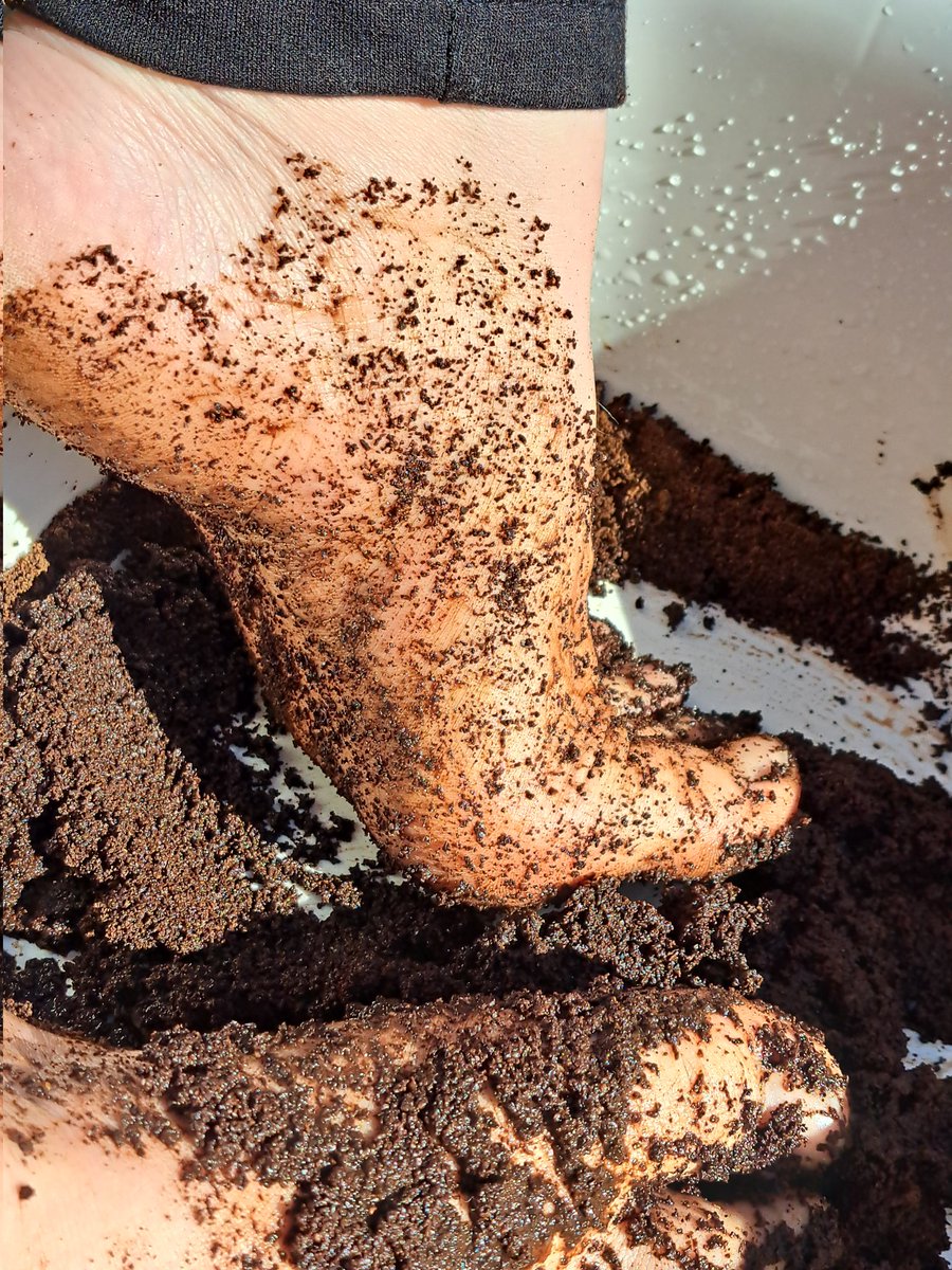 SquishNToes's tweet photo. Just look at that arch, just imagine the smell off those coffee toes. Wanna help me clean it off or do you prefer the coffee grounds between my toes? 🔥
#coffeeandtoes #arch #lovelytoes #feetseller #nofilter #dmformore https://t.co/2CyQm3U8SJ