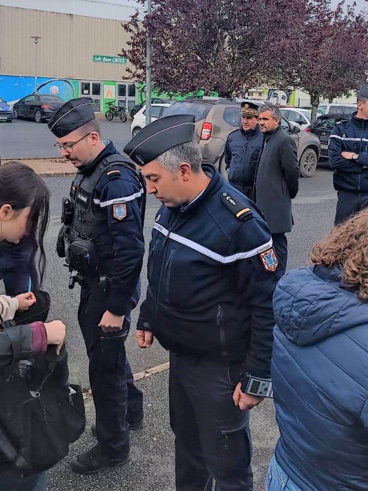 Ce matin, le recteur <a href="/PhiAgresti/">Jean-Philippe Agresti</a> et le <a href="/Prefet36/">Préfet de l'Indre</a> <a href="/LanxadeT/">Lanxade Thibault</a> étaient au lycée G. Sand à La Châtre (36) pour une opération de sécurité.
Face aux violences scolaires, des contrôles préventifs sont menés avec l’appui des forces de l’ordre.
L’école doit rester un lieu sûr pour tous🙏