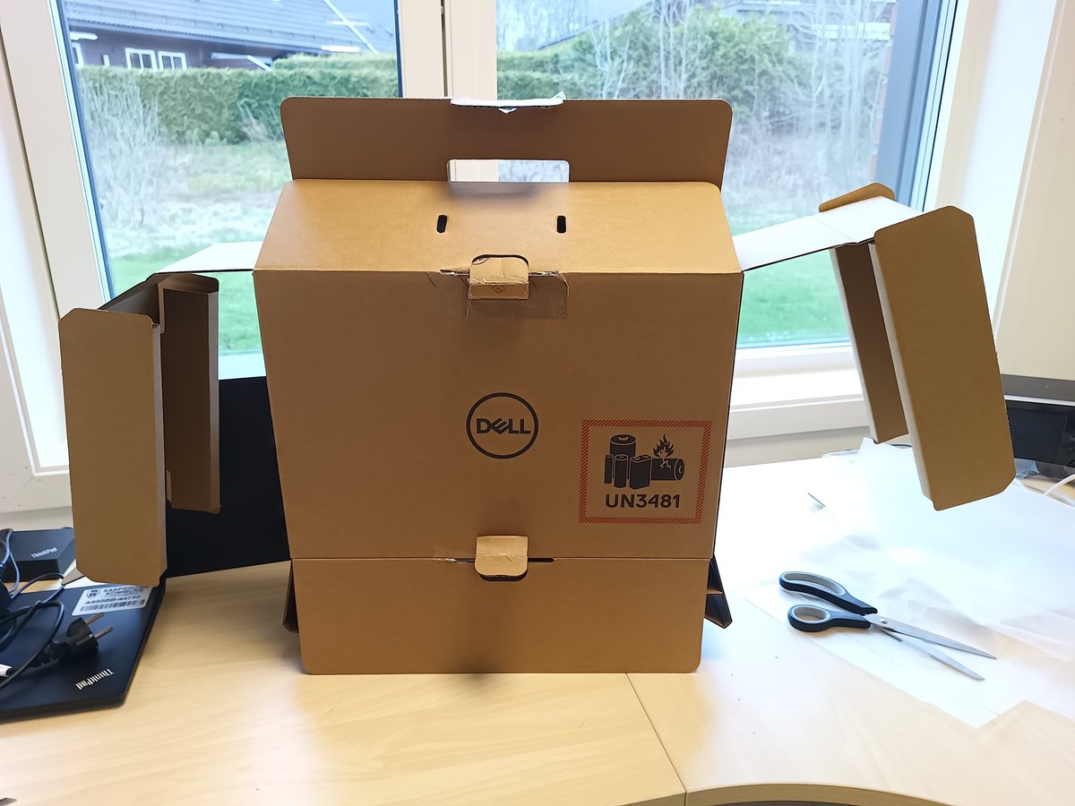 When recycling packaging materials this little fellow suddenly appeared! 😎
#recycling #dell #face