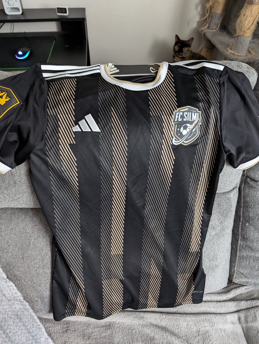 Ohpack60's tweet photo. Maillot du @FCSilmi reçu, il est incroyable !!! Même le chat est choqué de la beauté 🔥🚀 https://t.co/6BiOUIIK2u
