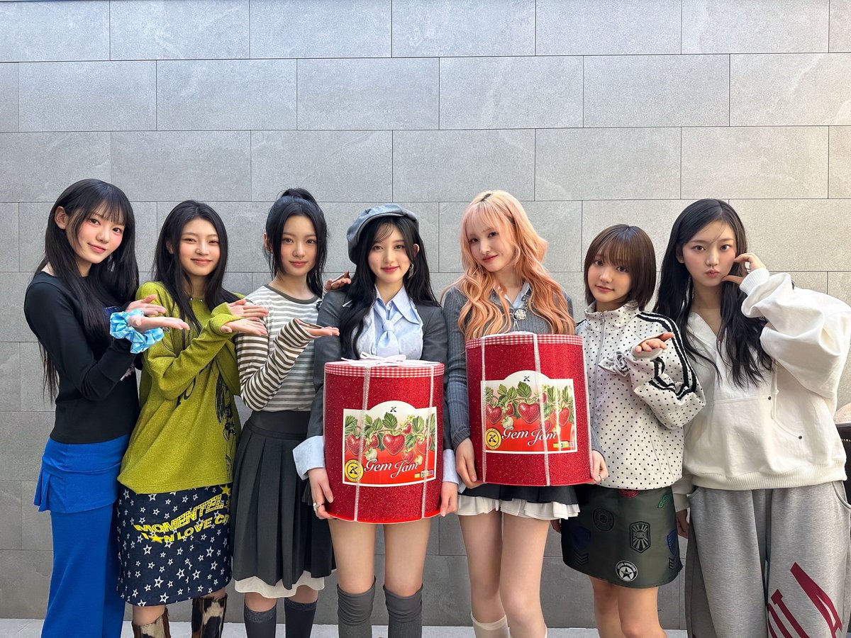 hawuem's tweet photo. 🎁 ⋆˚࿔ Just dropped off the 𝑲𝒊𝒊𝒊𝑲𝒊𝒊𝒊𝑩𝒐𝒙 with Gaeul eonnie and Liz eonnie—mission complete! Being part of this moment with them was so special. Hope it brings smiles just like it did for us. Until next time!  𝜗𝜚 ࣪˖ ִ𐙚 https://t.co/CFNJELncJZ