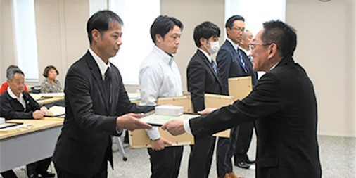 kakamigahara_PR's tweet photo. #ズームアップかかみがはら　4月23日に、市表彰式を開催。浅野市長が、市政に貢献した功労者に表彰状と記念品を手渡しました。
#各務原　＃表彰式 https://t.co/XZiQG2Z6CM