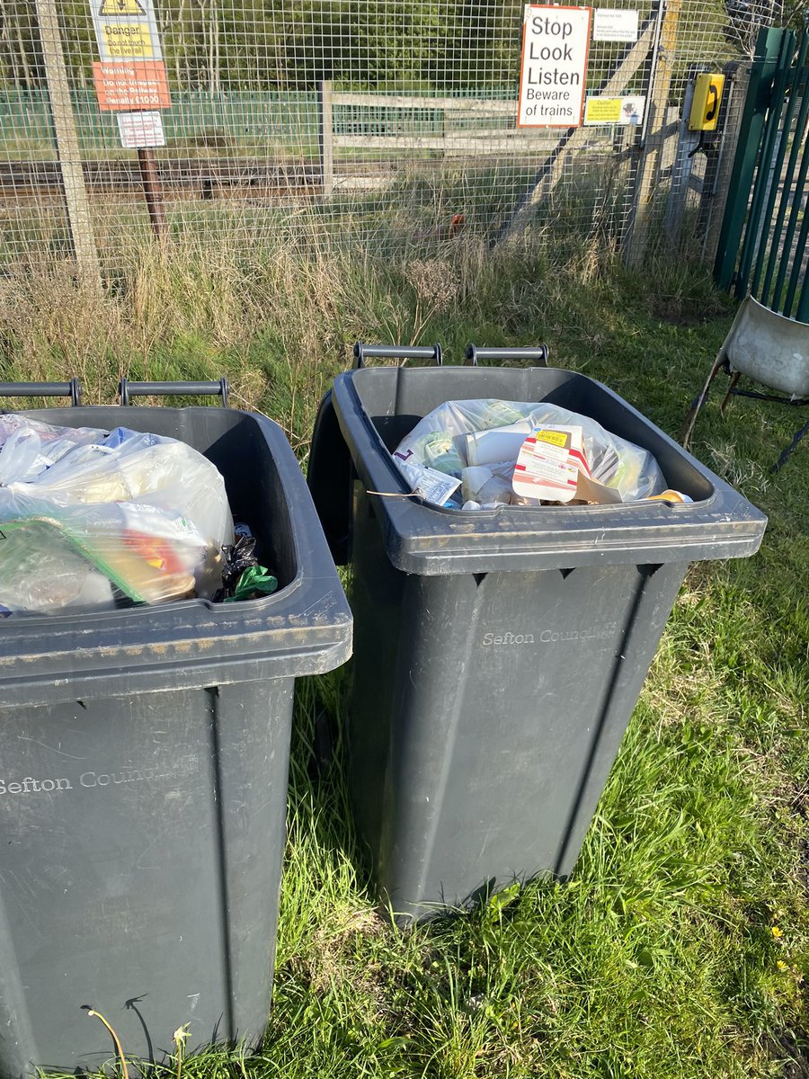 ginacrook's tweet photo. @seftoncouncil bins not been emptied since middle of Feb, 85 year old pensioner with heart condition taking rubbish to the tip, calling you weekly #seftoncouncil #refuse #disgrace #counciltax #retweet https://t.co/z5bFDGnS0j