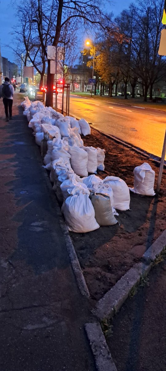 Kamēr Grīziņkalna iedzīvotāji pašrocīgi būs iekopuši nu jau aptuveni 1800m2 apdobju, <a href="/RigasDome/">Rīga</a> organizē semināru par Rīgas zaļās infrastruktūras attīstību klimata pārmaiņu seku mazināšanai. Grīziņkalnā. Ar ekskursiju pa Grīziņkalnu. Neuzaicinot apkaimes biedrību vai citas NVO.