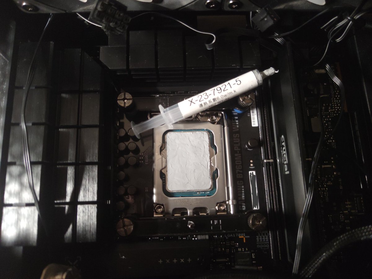 Pathfinbird's tweet image. 换主板，听别人说7921要抹平我就抹平了，结果就涂硅脂就笨手笨脚的搞了快20分钟，我觉得这涂的还.....可以了吧