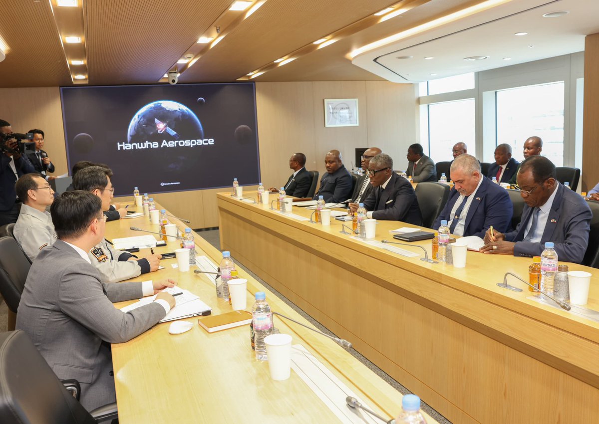 La firma surcoreana Hanwha Aerospace, representada por su Vicepresidente Seoung Weon (Eli) Jang y altos miembros de su directiva, me ha presentado esta mañana una propuesta integral de cooperación orientada al fortalecimiento de la Armada Nacional de Guinea Ecuatorial. El