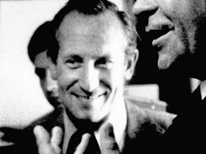 LatidosDePasion's tweet photo. Traicionó a su país desde lo más alto del poder

Durante años vivió una doble vida bajo vigilancia constante.

Sabía que si lo descubrían no habría segunda oportunidad.

Y un día...
- La KGB sospechó.
- Lo citaron para “charlar”.
- No fue.

Lo que vino después parece ficción. 🧵 https://t.co/0lmKWKXC73
