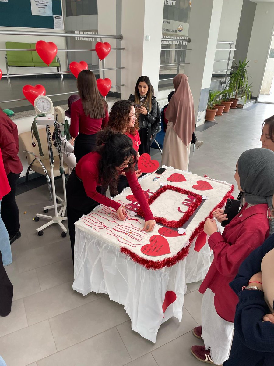 kesansyo's tweet photo. İç Hastalıkları Hemşireliği öğretim elemanları ve Hemşirelik Bölümü üçüncü sınıf öğrencileri ile birlikte 14-20 Nisan Kalp Sağlığı Haftası kapsamında Keşan Hakkı Yörük Sağlık Yüksekokulu’nda 14 Nisan Pazartesi günü farkındalık etkinliği düzenledi.

https://t.co/N21NySdpRL https://t.co/bWyGD0jYfu