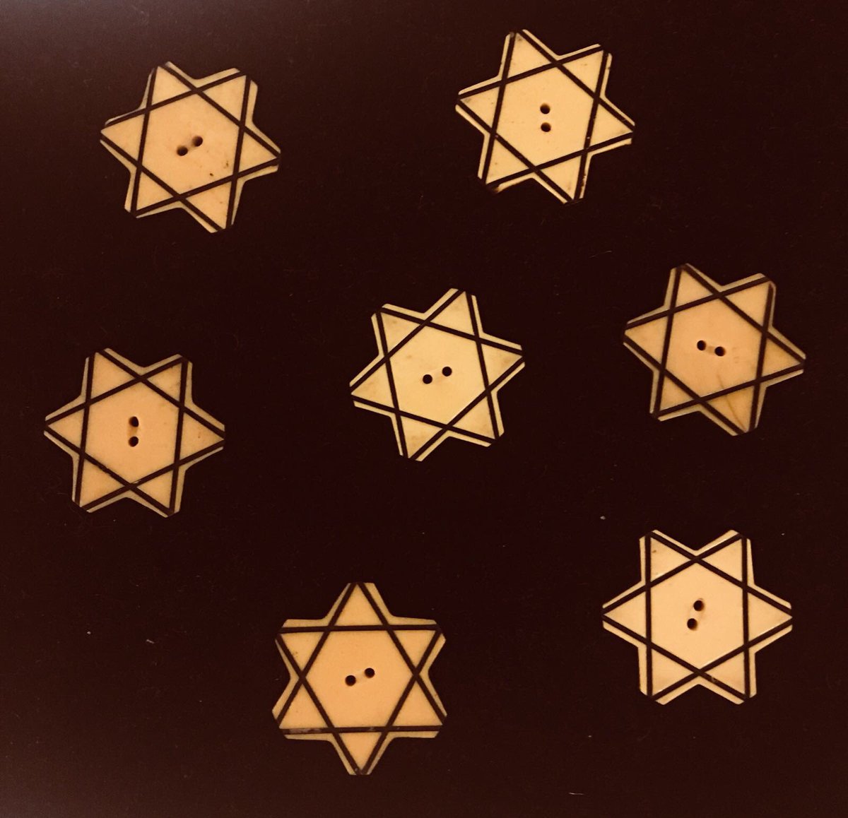 Yom Hashoah (Holokost kurbanlarını ve kahramanlığı anma günü) olan günde hem Holokost’ta hayatını kaybeden 1,5 milyonu çocuk olan 6 milyon Yahudi, hem de Varşova gettosu ayaklanmasıyla Nazilere ve onları bekleyen korkunç sona karşı çıkan kahramanları saygıyla anıyoruz🙏🏻