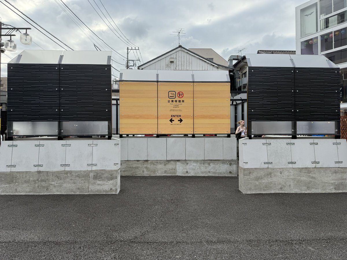 店の近くに喫煙所欲しいなーて言ったら徒歩1分以内に作ってくれました！
ありがとうございます！

#下北沢観光協会
#下北沢PR大使