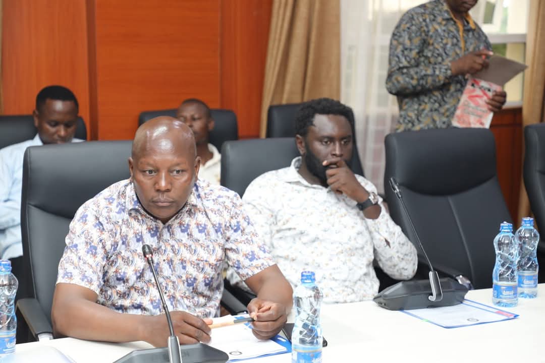 methumuhia's tweet photo. Just thinking. 

Ukieza kutana na uncle yako akikunywa chai akitembea kwa barabara, alafu akwambie "I'm not a mad man" unaeza fanya nini? https://t.co/ClC5eDysNO