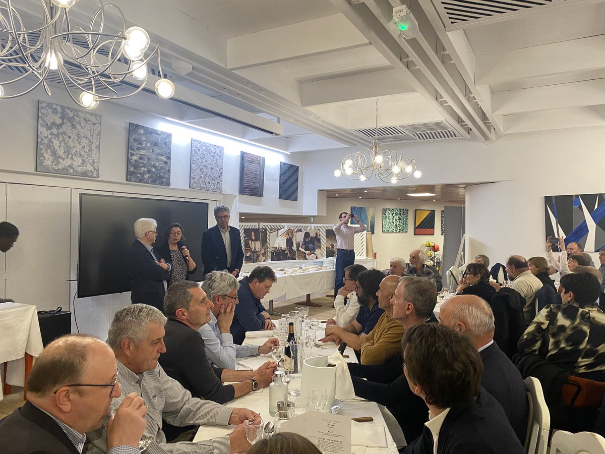 EleveursChevres's tweet image. #AG25 Ce soir, a lieu le dîner de gala de l’AG de la #FNEC. Après un accueil par la région @Occitanie de nombreux discours ont été dit à l’attention de Jacky Salingardes pour sa dernière année à la présidence de la FNEC. 🐐
#assembleegenerale #filierecaprine #aveyron #chevres